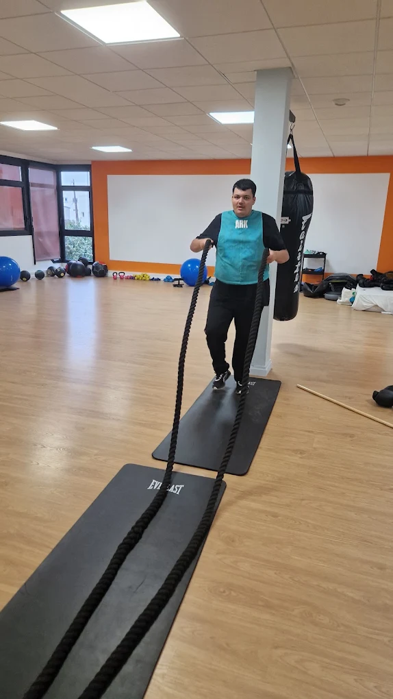 Séance de boxe-fitness avec cordes ondulatoires dans la salle ARK