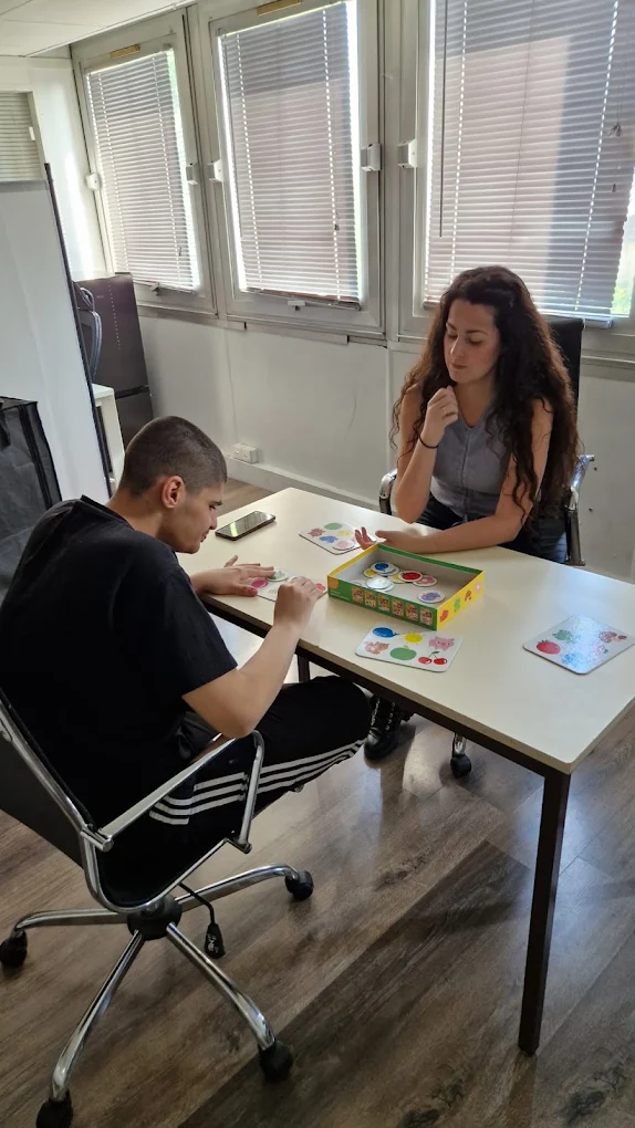 Séance individuelle calme autour d'un jeu éducatif avec une intervenante ARK