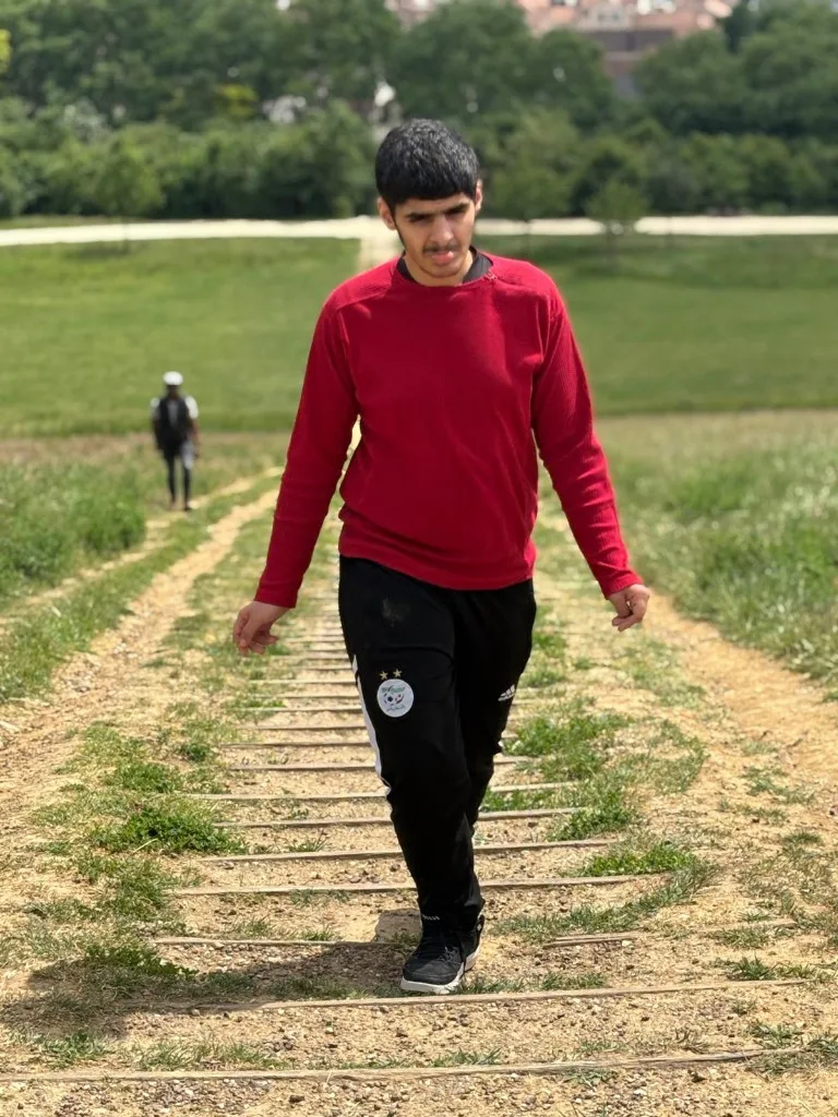 Jeune autiste marchant sur un parcours en plein air lors d'une sortie ARK