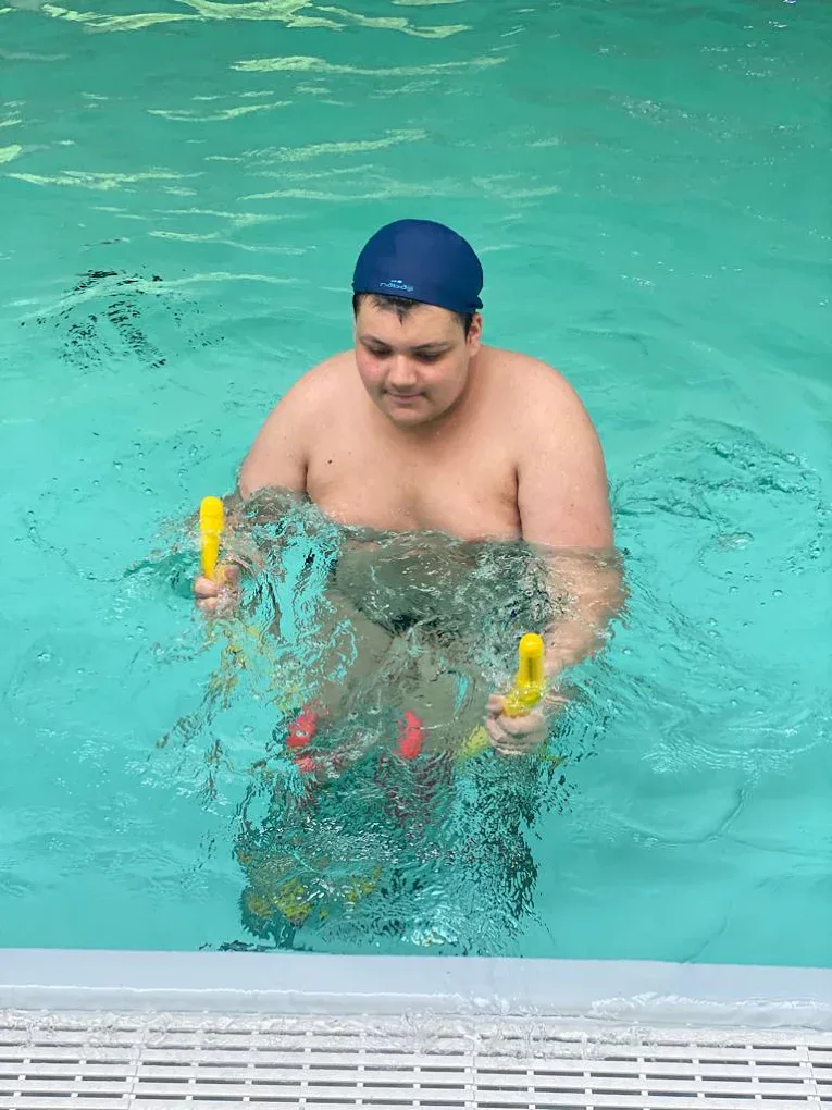 Jeune autiste en séance de piscine avec des jeux aquatiques, activité de régulation ARK
